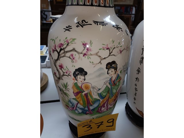 Lot 379 - koppel chinese vazen op sokkel - afbeelding 3 van  4