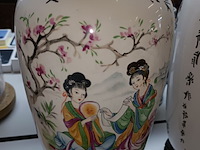 Lot 379 - koppel chinese vazen op sokkel - afbeelding 3 van  4