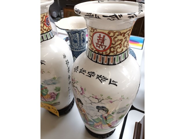 Lot 379 - koppel chinese vazen op sokkel - afbeelding 4 van  4