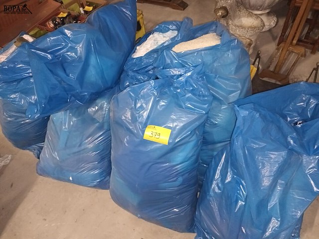 Lot 379 - lot kledij en linnen - afbeelding 1 van  5