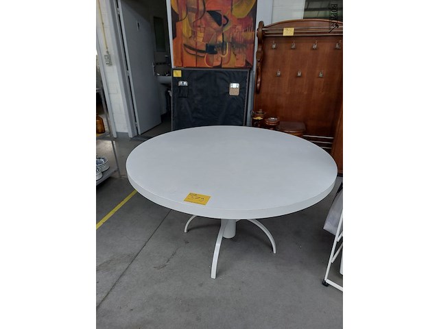 Lot 379 - metalen ronde tuintafel - afbeelding 1 van  2