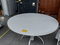 Lot 379 - metalen ronde tuintafel - afbeelding 1 van  2