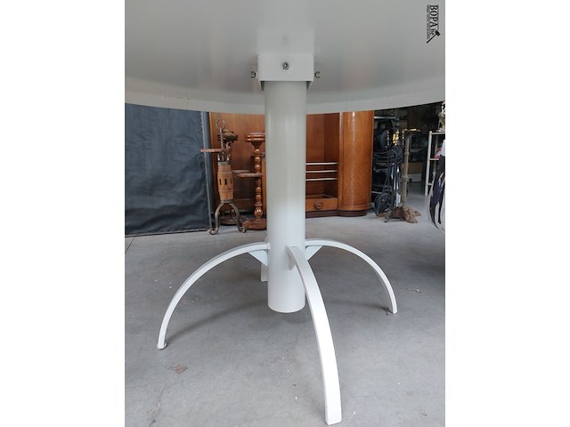 Lot 379 - metalen ronde tuintafel - afbeelding 2 van  2
