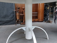 Lot 379 - metalen ronde tuintafel - afbeelding 2 van  2