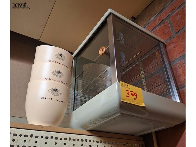 Lot 379 - opzet vitrine en ijsemmers - afbeelding 1 van  1