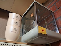 Lot 379 - opzet vitrine en ijsemmers - afbeelding 1 van  1