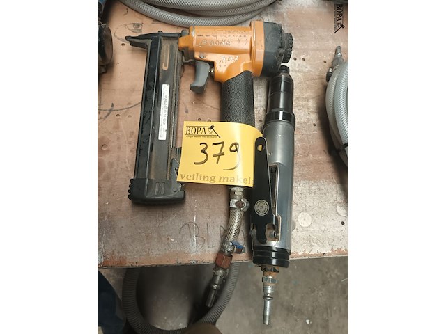 Lot 379 - pneumatische tacker en schroevendraaier - afbeelding 1 van  4