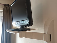 Lot 379 - tv philips - afbeelding 2 van  3