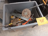 Lot 38 - bak met gereedschap - afbeelding 1 van  4