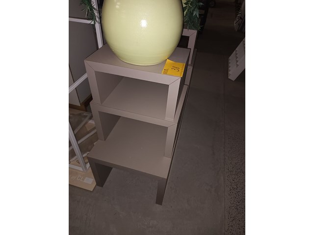 Lot 38 - bijzettafels en vaas - afbeelding 3 van  3