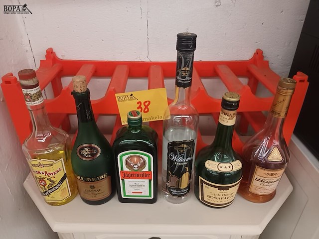 Lot 38 - dranken en wijnrek - afbeelding 1 van  4