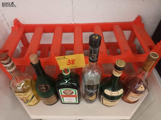 Lot 38 - dranken en wijnrek - afbeelding 2 van  4