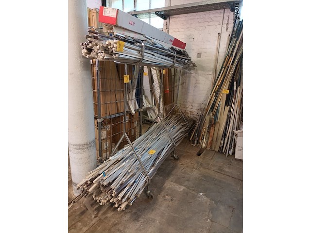 Lot 38 - dubbelzijdig kledingrek - afbeelding 1 van  2