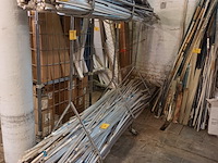 Lot 38 - dubbelzijdig kledingrek - afbeelding 1 van  2