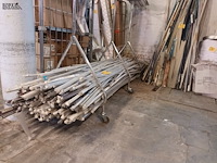 Lot 38 - dubbelzijdig kledingrek - afbeelding 2 van  2