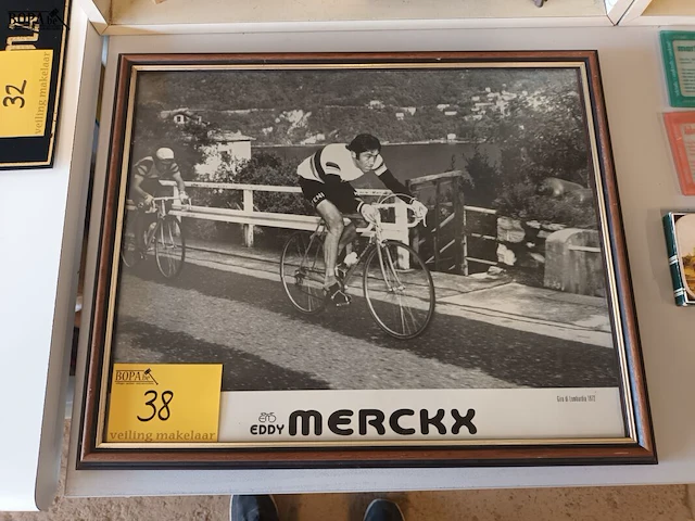 Lot 38 - foto eddy merckx 1972 in kader - afbeelding 1 van  4