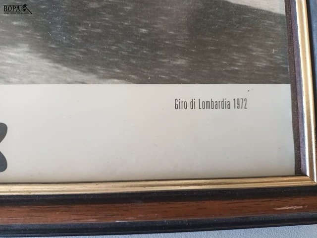 Lot 38 - foto eddy merckx 1972 in kader - afbeelding 3 van  4