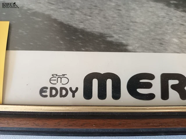 Lot 38 - foto eddy merckx 1972 in kader - afbeelding 4 van  4