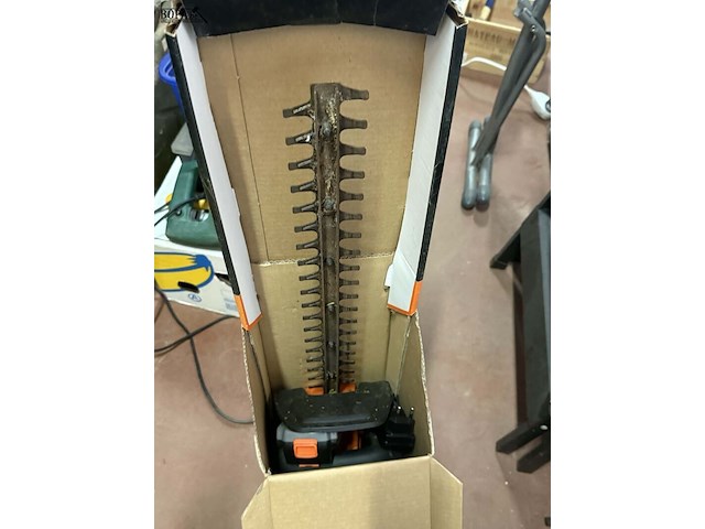 Lot 38 - heggenschaar black & decker 45cm met lithium batterij - afbeelding 2 van  4