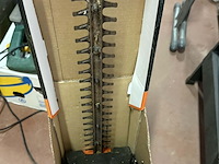 Lot 38 - heggenschaar black & decker 45cm met lithium batterij - afbeelding 2 van  4