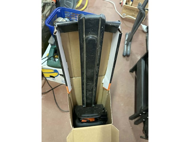 Lot 38 - heggenschaar black & decker 45cm met lithium batterij - afbeelding 3 van  4