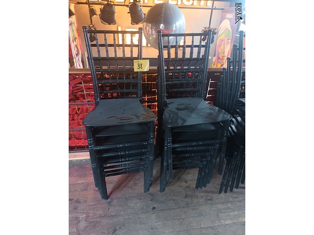 Lot 38 - houten stoel. 12 stuks - afbeelding 1 van  3