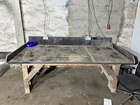 Lot 38 - houten werkbank + stoel