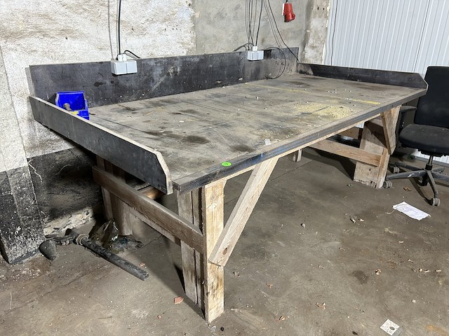 Lot 38 - houten werkbank + stoel - afbeelding 2 van  4