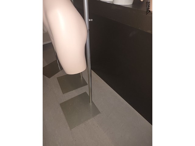 Lot 38 - huidskleur torso vrouw met statief - afbeelding 2 van  3