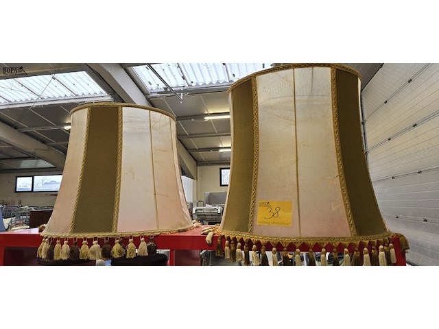 Lot 38 - lampekappen 2 stuks - afbeelding 1 van  3