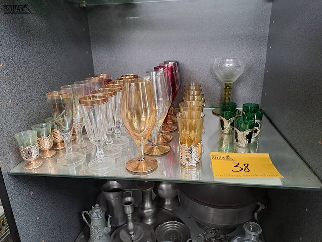 Lot 38 - lot vintage set van pracchtige en uniek gekleurde glazen - afbeelding 1 van  1