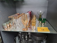 Lot 38 - lot vintage set van pracchtige en uniek gekleurde glazen - afbeelding 1 van  1