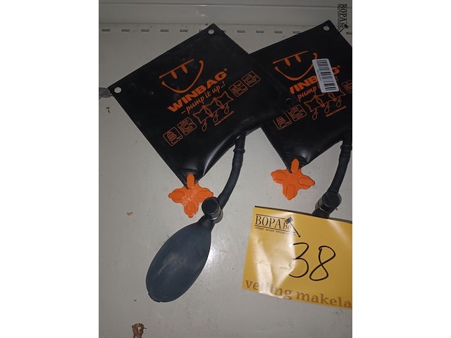 Lot 38 - montage kussen winbag. 2 stuks - afbeelding 2 van  3