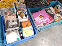 Lot 38 - muziek cd’s. 2 bakken - afbeelding 2 van  4