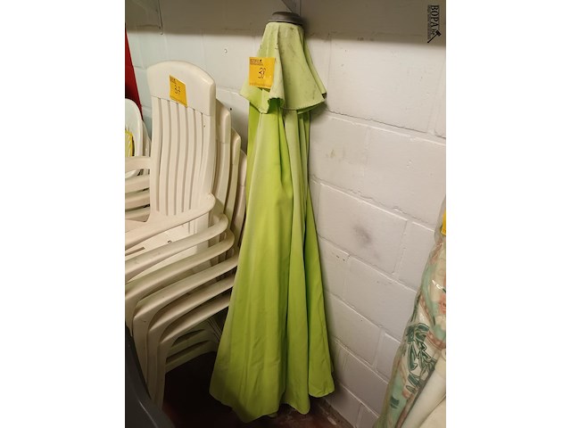 Lot 38 - parasol limoengroen - afbeelding 1 van  2