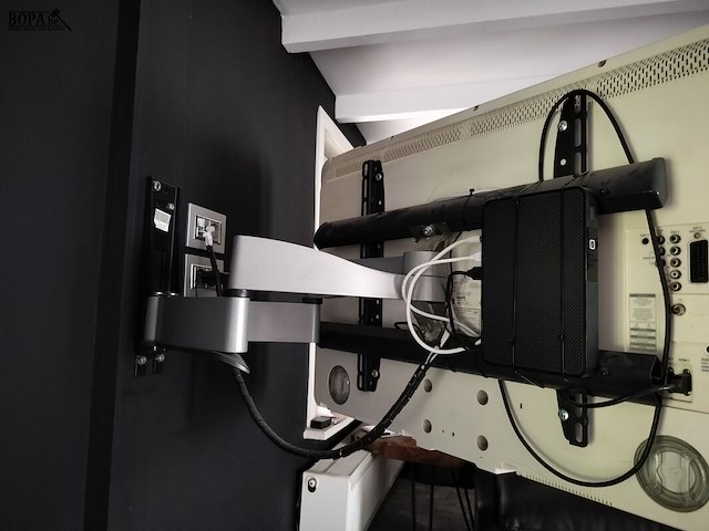 Lot 38 - philips televisie, op muurbeugel - afbeelding 1 van  1
