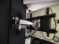 Lot 38 - philips televisie, op muurbeugel - afbeelding 1 van  1