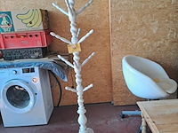 Lot 38 - retro witte houten kapstok - afbeelding 1 van  1