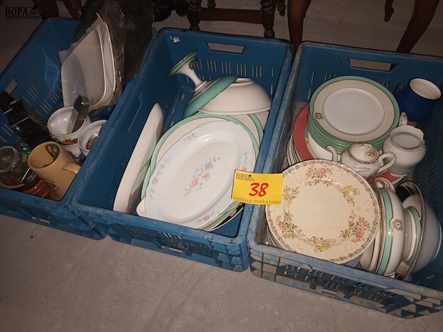 Lot 38 - servies en keukengerei. 3 bakken - afbeelding 1 van  6