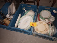 Lot 38 - servies en keukengerei. 3 bakken - afbeelding 1 van  6