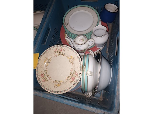 Lot 38 - servies en keukengerei. 3 bakken - afbeelding 2 van  6