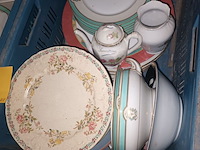 Lot 38 - servies en keukengerei. 3 bakken - afbeelding 2 van  6