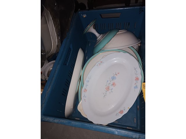 Lot 38 - servies en keukengerei. 3 bakken - afbeelding 4 van  6