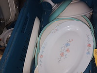 Lot 38 - servies en keukengerei. 3 bakken - afbeelding 4 van  6