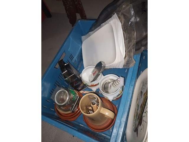 Lot 38 - servies en keukengerei. 3 bakken - afbeelding 5 van  6