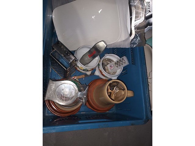 Lot 38 - servies en keukengerei. 3 bakken - afbeelding 6 van  6