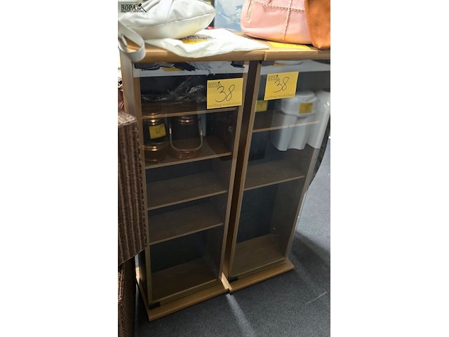 Lot 38 - set van 2 cd opbergkastjes met glazen deuren - afbeelding 1 van  3