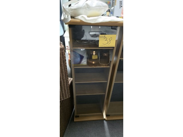 Lot 38 - set van 2 cd opbergkastjes met glazen deuren - afbeelding 2 van  3