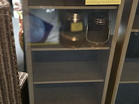 Lot 38 - set van 2 cd opbergkastjes met glazen deuren - afbeelding 2 van  3