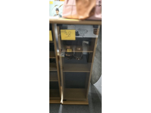 Lot 38 - set van 2 cd opbergkastjes met glazen deuren - afbeelding 3 van  3